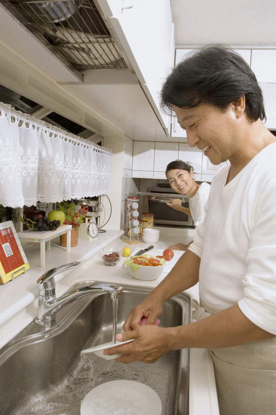 东方人,两个人,夫妻,站,笑,微笑,露齿笑,竖图,室内,白天,侧面,爱情,厨房,窗户,柠檬,西红柿,餐具,亚洲,擦,洗,服装,瓷砖,碟子,罐子,盘,围裙,水池,沙拉,橱,浪漫,拿,拿着,注视,休闲装,黄种人,玻璃窗,衣服,白色,盘子,碟,碗,观察,看,站着,休闲,休闲服,恩爱,恋人,服饰,观看,微波炉,察看,关注,菜刀,男人,男性,女人,女性,中年男性,中年女性,亚洲人,情侣,番茄,站立,半身,彩图,灶间,伴侣