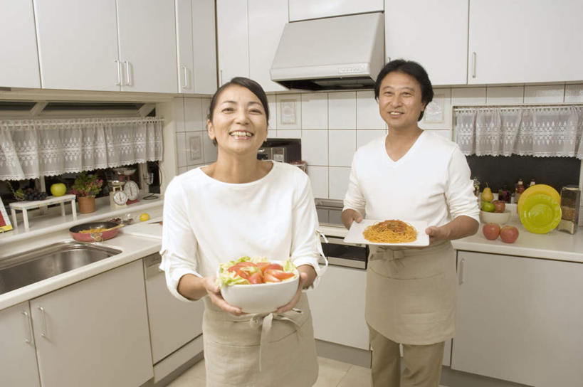 意大利面,东方人,两个人,夫妻,站,捧,笑,微笑,露齿笑,横图,室内,白天,正面,爱情,厨房,苹果,西红柿,亚洲,服装,瓷砖,围裙,水池,沙拉,橱,浪漫,注视,休闲装,黄种人,衣服,白色,盘子,碗,观察,看,站着,张嘴,休闲,休闲服,恩爱,恋人,服饰,观看,察看,电磁炉,关注,菜刀,调味剂,张大嘴巴,抽油烟机,男人,男性,女人,女性,中年男性,中年女性,亚洲人,情侣,张开嘴,番茄,端,端着,捧着,手捧,站立,半身,彩图,灶间,伴侣