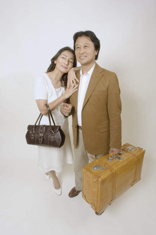东方人,两个人,夫妻,站,笑,微笑,露齿笑,竖图,俯视,室内,白天,白色背景,裙子,爱情,手提箱,亚洲,指,连衣裙,服装,咖啡色,浪漫,拿,拎,拿着,依靠,注视,休闲装,黄种人,方向,手袋,衣服,白色,观察,看,手势,站着,张嘴,休闲,休闲服,恩爱,恋人,摄影,服饰,影棚,观看,察看,指向,关注,张大嘴巴,男人,男性,女人,女性,中年男性,中年女性,亚洲人,情侣,张开嘴,站立,彩图,高角度拍摄,全身,影棚拍摄,拍摄,伴侣,拎着