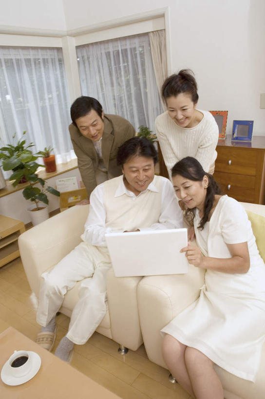 东方人,四个人,伙伴,朋友,客厅,坐,笑,微笑,露齿笑,竖图,室内,白天,正面,友谊,电脑,笔记本电脑,窗户,窗帘,沙发,杯子,亚洲,服装,网络,瓷器,咖啡杯,陶瓷制品,拿,茶几,拿着,注视,休闲装,黄种人,通讯设备,玻璃窗,壁画,衣服,电视柜,观察,看,休闲,休闲服,服饰,观看,察看,无线,起居室,关注,瓷杯,通信设备,无线网络,无线上网,便携式电脑,友情,手提电脑,男人,男性,女人,女性,中年男性,中年女性,亚洲人,坐着,半身,彩图,皮沙发