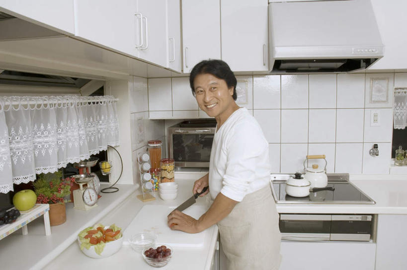 东方人,一个人,站,笑,微笑,露齿笑,横图,室内,白天,侧面,厨房,窗户,西红柿,亚洲,仅一个男性,仅一个人,仅一个中年男性,握,服装,瓷砖,罐子,围裙,水池,沙拉,橱,拿,拿着,注视,休闲装,黄种人,玻璃窗,衣服,碗,观察,看,切,站着,休闲,休闲服,握着,服饰,观看,微波炉,察看,关注,菜刀,男人,男性,中年男性,亚洲人,番茄,站立,半身,彩图,灶间