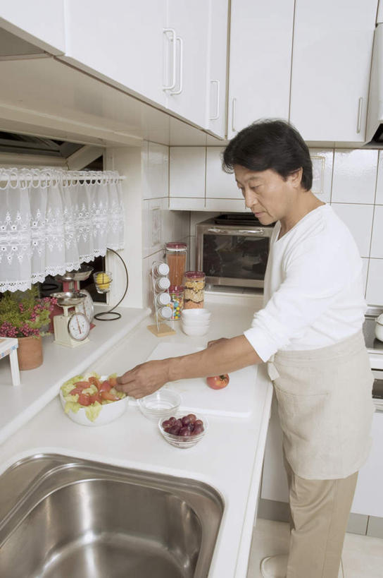 东方人,一个人,站,笑,微笑,露齿笑,竖图,室内,白天,侧面,厨房,窗户,柠檬,西红柿,亚洲,仅一个男性,仅一个人,仅一个中年男性,服装,瓷砖,罐子,围裙,水池,沙拉,橱,拿,拿着,注视,休闲装,黄种人,玻璃窗,衣服,碗,观察,看,站着,休闲,休闲服,服饰,观看,微波炉,察看,关注,男人,男性,中年男性,亚洲人,番茄,站立,半身,彩图,灶间