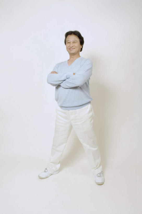 东方人,一个人,站,笑,微笑,露齿笑,竖图,室内,白天,白色背景,正面,亚洲,仅一个男性,仅一个人,仅一个中年男性,服装,注视,休闲装,黄种人,衣服,蓝色,观察,看,站着,休闲,休闲服,运动衫,摄影,服饰,影棚,观看,察看,关注,手抱胸,男人,男性,中年男性,亚洲人,站立,半身,彩图,影棚拍摄,拍摄