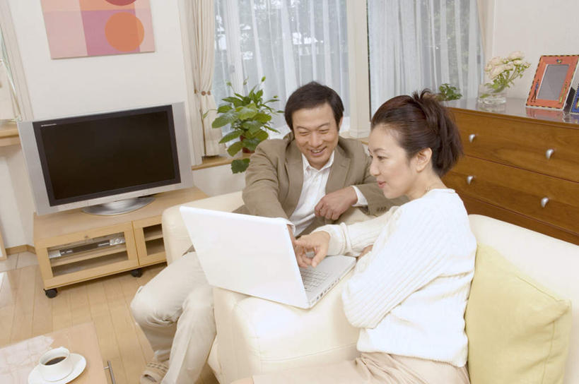 东方人,两个人,夫妻,客厅,坐,笑,微笑,露齿笑,横图,室内,白天,正面,爱情,电脑,笔记本电脑,窗帘,床,柜子,沙发,电视,亚洲,服装,网络,双人床,床单,浪漫,拿,茶几,拿着,注视,休闲装,黄种人,通讯设备,被子,壁画,衣服,橱柜,电视柜,观察,看,休闲,休闲服,恩爱,恋人,服饰,观看,察看,无线,起居室,被单,关注,通信设备,无线网络,无线上网,便携式电脑,手提电脑,男人,男性,女人,女性,中年男性,中年女性,亚洲人,情侣,电视机,坐着,半身,彩图,伴侣,皮沙发