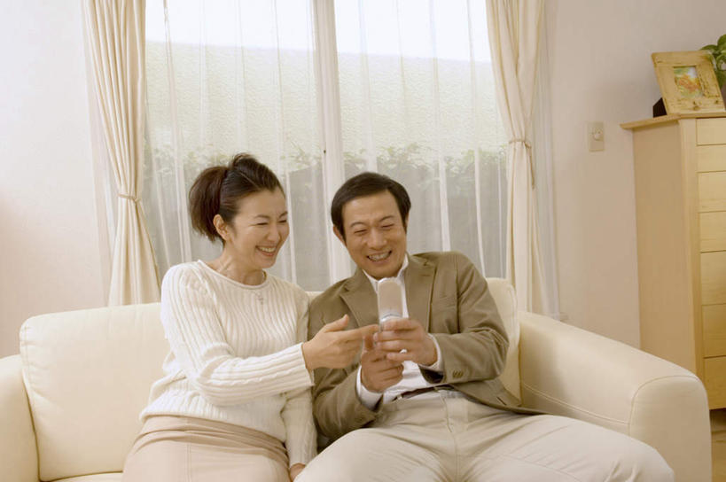 东方人,两个人,夫妻,客厅,笑,打电话,微笑,露齿笑,横图,室内,白天,正面,爱情,窗户,窗帘,柜子,落地窗,沙发,电话,手机,亚洲,服装,浪漫,拿,茶几,拿着,注视,休闲装,黄种人,通讯设备,玻璃窗,衣服,橱柜,观察,看,张嘴,休闲,休闲服,恩爱,恋人,服饰,观看,察看,起居室,关注,张大嘴巴,交流,男人,男性,女人,女性,中年男性,中年女性,亚洲人,情侣,张开嘴,沟通,通话,半身,彩图,伴侣,皮沙发