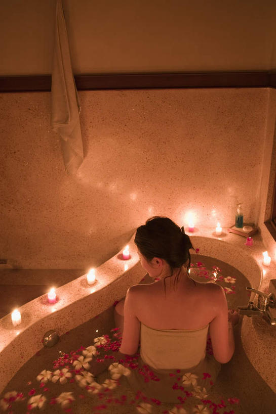 东方人,一个人,坐,竖图,室内,白天,卫生间,浴室,蜡烛,亚洲,仅一个年轻女性,仅一个女性,仅一个人,水龙头,浴巾,黄种人,花瓣,背面,肥皂,浴缸,沐浴露,裹,年轻女性,女人,女性,亚洲人,淋浴房,坐着,半身,彩图,冲凉房,沐浴间,沐浴室