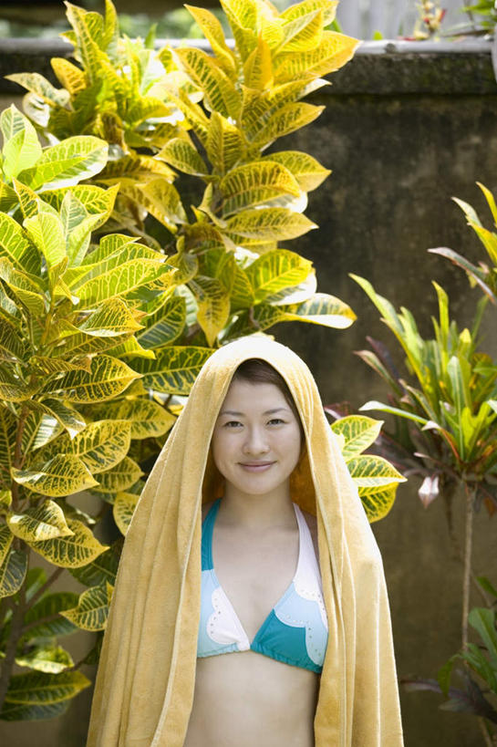 东方人,一个人,站,笑,微笑,露齿笑,竖图,室外,白天,正面,泳装,比基尼,植物,亚洲,仅一个年轻女性,仅一个女性,仅一个人,黄种人,树木,毛巾,站着,遮,遮挡,遮盖,遮蔽,年轻女性,女人,女性,亚洲人,站立,半身,彩图,三点式,泳衣