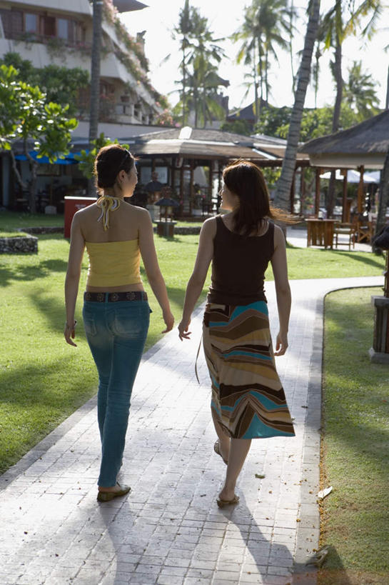 东方人,两个人,伙伴,朋友,走,笑,微笑,露齿笑,竖图,室外,白天,友谊,草地,草坪,沙滩,植物,桌子,椅子,亚洲,沙子,房屋,海岸,沙地,黄种人,草,树,树木,背面,绿色,天空,自然,凉亭,天,聊天,生长,晴朗,成长,沙滩椅,万里无云,友情,年轻女性,女人,女性,亚洲人,海滩,晴空,晴空万里,步行,散步,走路,彩图,全身