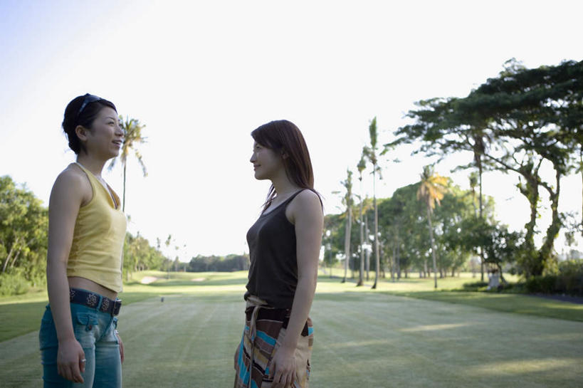 东方人,两个人,伙伴,朋友,笑,微笑,露齿笑,横图,室外,白天,侧面,友谊,草地,草坪,植物,亚洲,墨镜,眼镜,黄种人,相视,草,树,树木,绿色,天空,自然,太阳镜,太阳眼镜,天,聊天,面对面,遮阳镜,生长,晴朗,成长,对视,相对,万里无云,相看,友情,年轻女性,女人,女性,亚洲人,晴空,晴空万里,半身,彩图