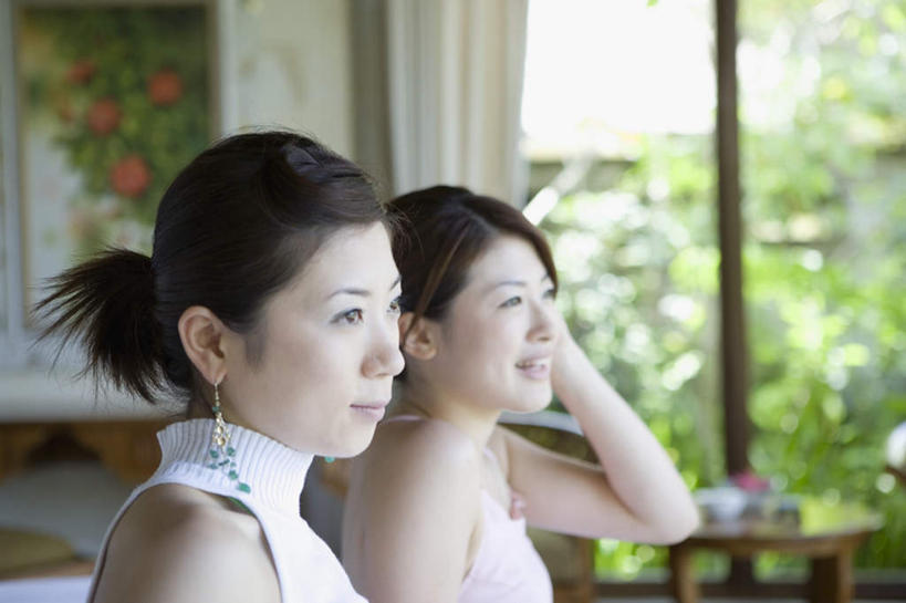 东方人,两个人,伙伴,朋友,坐,笑,微笑,露齿笑,横图,室内,白天,侧面,友谊,植物,窗户,窗帘,房间,落地窗,桌子,椅子,亚洲,阴影,光线,影子,木椅,黄种人,玻璃窗,树,树木,绿色,阳光,自然,聊天,生长,成长,友情,年轻女性,女人,女性,亚洲人,坐着,半身,彩图