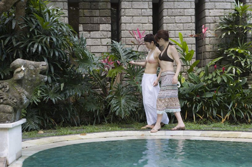 东方人,两个人,伙伴,朋友,游泳池,走,横图,室外,白天,侧面,泳装,比基尼,友谊,草地,水,植物,雕塑,亚洲,雕像,房屋,水池,水面,黄种人,泳池,草,花,树,绿色,游泳馆,友情,年轻女性,女人,女性,亚洲人,步行,散步,走路,彩图,全身,三点式,泳衣