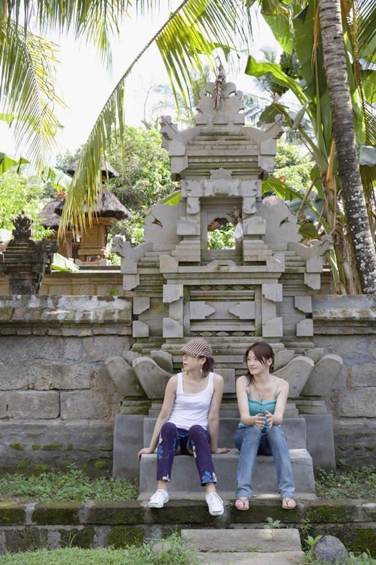 东方人,两个人,伙伴,朋友,坐,竖图,室外,白天,正面,友谊,草地,植物,帽子,亚洲,戴,雕刻,墙,黄种人,墙壁,墙面,草,树,树木,绿色,天空,自然,天,生长,晴朗,成长,万里无云,友情,年轻女性,女人,女性,亚洲人,晴空,晴空万里,坐着,彩图,全身