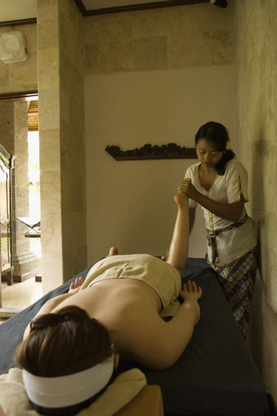 东方人,两个人,按摩师,站,竖图,室内,白天,正面,按摩,美容,房间,门,亚洲,护肤,黄种人,毛巾,趴着,站着,保养,享受,休闲,放松,遮,SPA水疗,保健,温泉浴场,遮挡,遮盖,养颜,指压,按摩床,遮蔽,年轻女性,女人,女性,亚洲人,技师,矿泉疗养地,趴,站立,彩图,全身,水疗,推拿