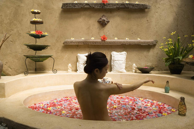 东方人,一个人,横图,彩色,室内,白天,正面,卫生间,浴室,亚洲,仅一个年轻女性,仅一个女性,仅一个人,许多,黄种人,裸露,花瓣,浴池,年轻女性,女人,女性,亚洲人,淋浴房,半身,彩图,冲凉房,沐浴间,沐浴室