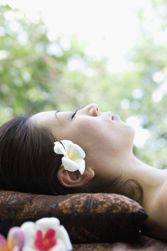 东方人,一个人,躺,闭眼,竖图,室外,白天,侧面,植物,亚洲,仅一个年轻女性,仅一个女性,仅一个人,漂浮,盛开,木槿,木槿花,美丽,花蕾,黄种人,赤素馨花,花,花瓣,花朵,鲜花,树,树木,绿色,自然,枕头,花苞,花蕊,生长,成长,坚韧,按摩床,永恒,蛋黄花,鸡蛋花,缅栀花,质朴,无穷花,卧着,年轻女性,女人,女性,亚洲人,闭眼睛,闭着眼,闭着眼睛,躺着,卧,半身,彩图