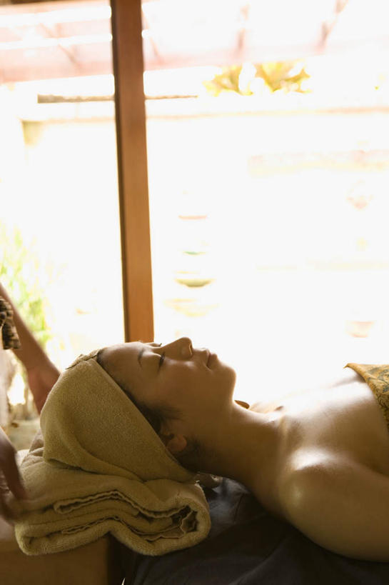 东方人,两个人,按摩师,躺,闭眼,竖图,室内,白天,侧面,按摩,美容,房间,门,亚洲,护肤,浴巾,黄种人,毛巾,门框,保养,享受,休闲,放松,遮,SPA水疗,保健,温泉浴场,遮挡,遮盖,养颜,指压,按摩床,遮蔽,卧着,年轻女性,女人,女性,亚洲人,技师,矿泉疗养地,闭眼睛,闭着眼,闭着眼睛,躺着,卧,半身,彩图,水疗,推拿