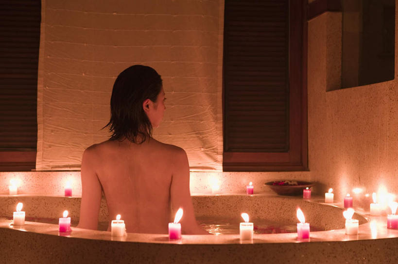 东方人,一个人,横图,室内,白天,窗户,窗帘,卫生间,浴室,蜡烛,亚洲,仅一个年轻女性,仅一个女性,仅一个人,许多,黄种人,裸露,花瓣,背面,沐浴露,浴池,裸,年轻女性,女人,女性,亚洲人,淋浴房,半身,彩图,冲凉房,沐浴间,沐浴室