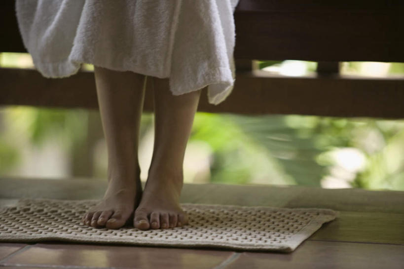 东方人,一个人,站,横图,室外,白天,正面,浴袍,植物,地毯,亚洲,仅一个年轻女性,仅一个女性,仅一个人,黄种人,树,树木,绿色,自然,凉亭,站着,生长,成长,年轻女性,女人,女性,亚洲人,站立,半身,彩图,汤帷子,浴衣