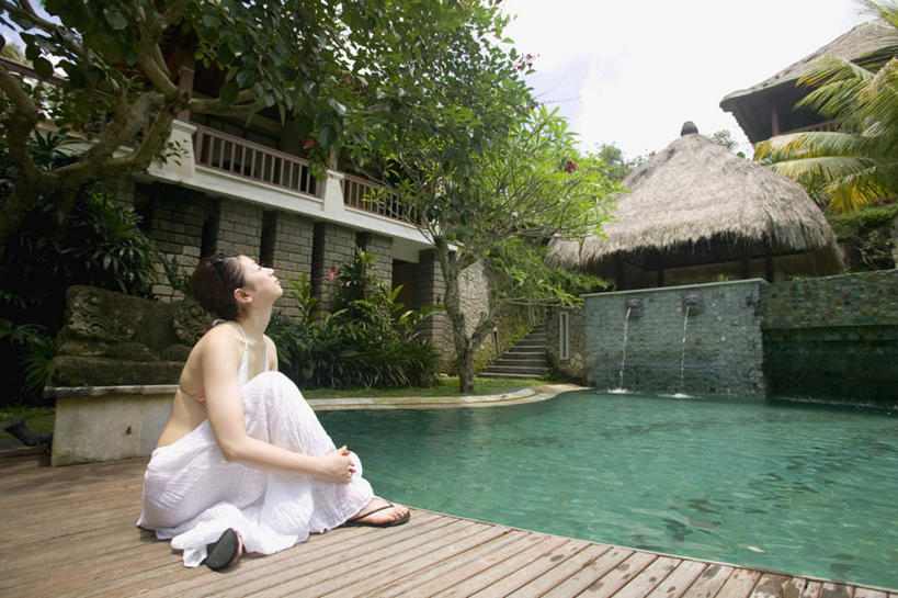 东方人,一个人,游泳池,坐,横图,室外,白天,侧面,比基尼,水,植物,亚洲,仅一个年轻女性,仅一个女性,仅一个人,房屋,水池,水面,黄种人,泳池,树,树木,绿色,天空,自然,天,生长,晴朗,成长,游泳馆,万里无云,年轻女性,女人,女性,亚洲人,晴空,晴空万里,抬头,仰头,坐着,彩图,全身