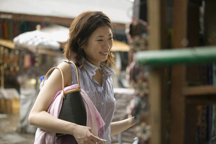 东方人,一个人,家,站,笑,微笑,露齿笑,横图,室外,白天,正面,亚洲,仅一个年轻女性,仅一个女性,仅一个人,朦胧,模糊,包,皮包,房屋,屋子,草屋,黄种人,住宅,茅草屋,背着,站着,单肩包,年轻女性,女人,女性,亚洲人,站立,半身,彩图,房子,茅舍,茅屋,小屋