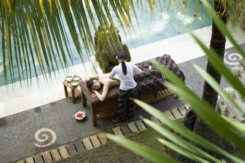 东方人,两个人,按摩师,游泳池,站,横图,俯视,室外,白天,按摩,美容,水,植物,雕塑,亚洲,护肤,雕像,水池,水面,黄种人,泳池,裸露,花,树,树木,绿色,自然,趴着,站着,保养,享受,休闲,放松,遮,SPA水疗,保健,温泉浴场,生长,成长,游泳馆,遮挡,裸,遮盖,养颜,指压,按摩床,遮蔽,年轻女性,女人,女性,亚洲人,技师,矿泉疗养地,趴,站立,彩图,高角度拍摄,全身,水疗,推拿