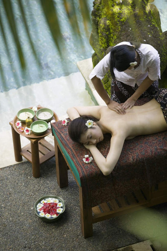 东方人,两个人,按摩师,游泳池,站,竖图,俯视,室外,白天,按摩,美容,水,植物,雕塑,亚洲,护肤,雕像,水池,水面,黄种人,泳池,裸露,花,树,树木,绿色,自然,趴着,站着,保养,享受,休闲,放松,遮,SPA水疗,保健,温泉浴场,生长,成长,游泳馆,遮挡,裸,遮盖,养颜,指压,按摩床,遮蔽,年轻女性,女人,女性,亚洲人,技师,矿泉疗养地,趴,站立,半身,彩图,高角度拍摄,水疗,推拿