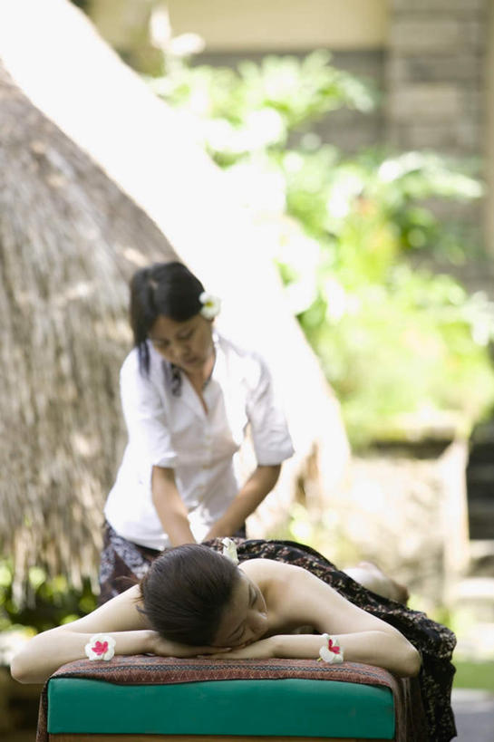 东方人,两个人,按摩师,站,竖图,室外,白天,正面,按摩,美容,植物,雕塑,亚洲,护肤,朦胧,模糊,雕像,黄种人,花,树,树木,绿色,自然,趴着,站着,保养,享受,休闲,放松,SPA水疗,保健,温泉浴场,生长,成长,养颜,指压,按摩床,年轻女性,女人,女性,亚洲人,技师,矿泉疗养地,趴,站立,半身,彩图,水疗,推拿