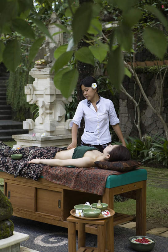 东方人,两个人,按摩师,站,躺,竖图,室外,白天,正面,按摩,美容,植物,楼梯,雕塑,亚洲,护肤,雕像,阶梯,黄种人,台阶,花,树,树木,绿色,自然,站着,保养,享受,休闲,放松,遮,SPA水疗,保健,温泉浴场,生长,成长,遮挡,遮盖,养颜,指压,按摩床,遮蔽,卧着,年轻女性,女人,女性,亚洲人,技师,矿泉疗养地,躺着,卧,站立,彩图,全身,水疗,推拿