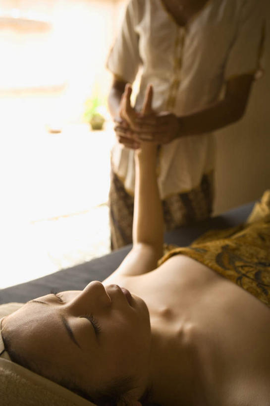 东方人,两个人,按摩师,站,躺,竖图,室内,白天,正面,按摩,美容,门,亚洲,护肤,头巾,浴巾,黄种人,裸露,毛巾,门框,站着,保养,享受,休闲,放松,遮,SPA水疗,保健,温泉浴场,裹,遮挡,裸,遮盖,养颜,指压,按摩床,遮蔽,卧着,年轻女性,女人,女性,亚洲人,技师,矿泉疗养地,躺着,卧,站立,半身,彩图,水疗,推拿