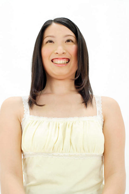 东方人,一个人,站,笑,微笑,露齿笑,竖图,室内,白天,白色背景,正面,亚洲,仅一个年轻女性,仅一个女性,仅一个人,注视,吊带衫,黄种人,白色,观察,看,站着,张嘴,摄影,影棚,观看,察看,关注,张大嘴巴,年轻女性,女人,女性,亚洲人,张开嘴,站立,半身,彩图,影棚拍摄,拍摄