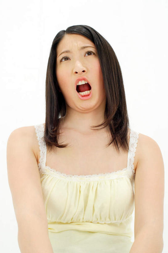 东方人,一个人,站,竖图,室内,白天,白色背景,正面,亚洲,仅一个年轻女性,仅一个女性,仅一个人,注视,吊带衫,黄种人,白色,观察,看,站着,张嘴,摄影,影棚,观看,察看,关注,张大嘴巴,年轻女性,女人,女性,亚洲人,张开嘴,站立,半身,彩图,影棚拍摄,拍摄