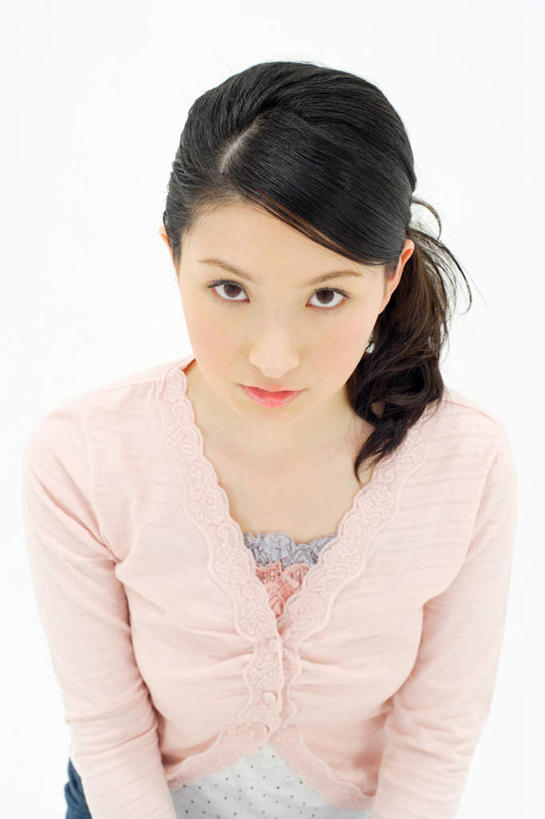 东方人,一个人,站,竖图,室内,白天,白色背景,正面,亚洲,仅一个年轻女性,仅一个女性,仅一个人,注视,黄种人,外套,粉色,观察,看,站着,摄影,影棚,观看,察看,关注,年轻女性,女人,女性,亚洲人,站立,半身,彩图,影棚拍摄,拍摄