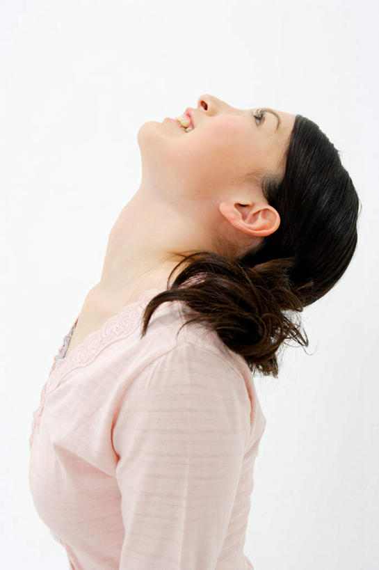 东方人,一个人,笑,微笑,露齿笑,竖图,室内,白天,白色背景,侧面,亚洲,仅一个年轻女性,仅一个女性,仅一个人,黄种人,外套,粉色,张嘴,摄影,影棚,张大嘴巴,年轻女性,女人,女性,亚洲人,张开嘴,抬头,仰头,半身,彩图,影棚拍摄,拍摄