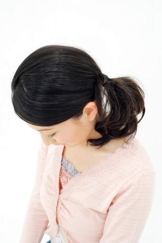 东方人,一个人,站,竖图,室内,白天,白色背景,正面,亚洲,仅一个年轻女性,仅一个女性,仅一个人,注视,黄种人,外套,粉色,低头,观察,看,站着,摄影,影棚,观看,察看,关注,年轻女性,女人,女性,亚洲人,站立,半身,彩图,影棚拍摄,拍摄