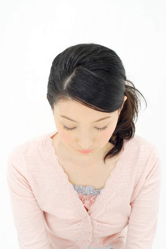 东方人,一个人,站,竖图,室内,白天,白色背景,正面,亚洲,仅一个年轻女性,仅一个女性,仅一个人,注视,黄种人,外套,粉色,低头,观察,看,站着,摄影,影棚,观看,察看,关注,年轻女性,女人,女性,亚洲人,站立,半身,彩图,影棚拍摄,拍摄