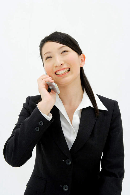 东方人,一个人,商务人士,商务女性,站,笑,打电话,微笑,露齿笑,竖图,室内,白天,白色背景,正面,工作服,制服,电话,手机,亚洲,仅一个年轻女性,仅一个女性,仅一个人,套装,拿,拿着,注视,黄种人,通讯设备,观察,看,站着,摄影,影棚,观看,察看,关注,商务装,工薪阶层,工作制服,交流,年轻女性,女人,女性,亚洲人,白领,上班族,沟通,通话,站立,半身,彩图,影棚拍摄,工作套服,拍摄