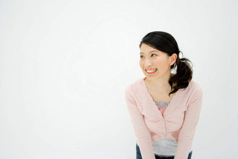 东方人,一个人,站,笑,微笑,露齿笑,横图,室内,白天,白色背景,正面,亚洲,仅一个年轻女性,仅一个女性,仅一个人,弯腰,注视,黄种人,外套,粉色,观察,看,站着,摄影,影棚,观看,察看,关注,年轻女性,女人,女性,亚洲人,站立,半身,彩图,影棚拍摄,拍摄
