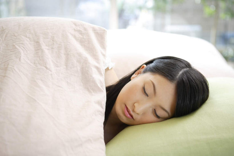 东方人,一个人,躺,闭眼,睡,横图,俯视,室内,白天,窗户,床,卧室,亚洲,仅一个年轻女性,仅一个女性,仅一个人,床单,黄种人,被子,玻璃窗,单人床,被单,卧着,年轻女性,女人,女性,亚洲人,闭眼睛,闭着眼,闭着眼睛,困,困觉,寝息,睡觉,躺着,卧,半身,彩图,高角度拍摄,睡房,卧房