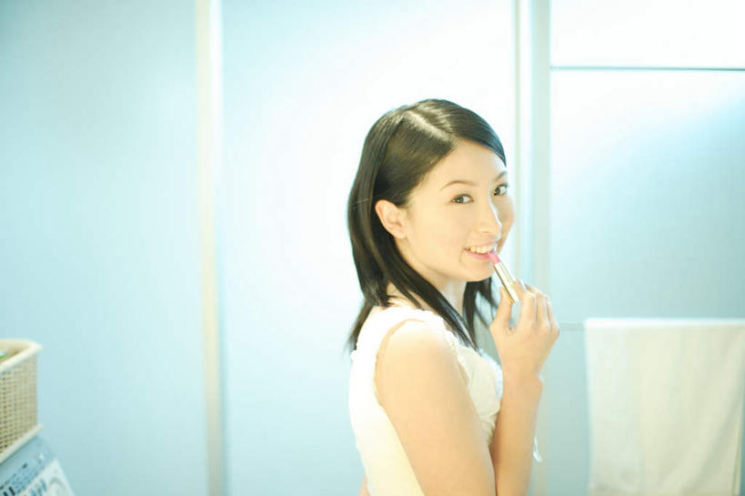 东方人,一个人,站,笑,微笑,露齿笑,横图,室内,白天,侧面,卫生间,浴室,玻璃,亚洲,仅一个年轻女性,仅一个女性,仅一个人,服装,纺织物,拿,拿着,注视,休闲装,黄种人,衣服,口红,毛巾,观察,看,清洁,站着,休闲,休闲服,服饰,观看,保暖,察看,关注,透气,防水,储水,耐磨,吸水,女人,女性,亚洲人,淋浴房,站立,半身,彩图,冲凉房,沐浴间,沐浴室