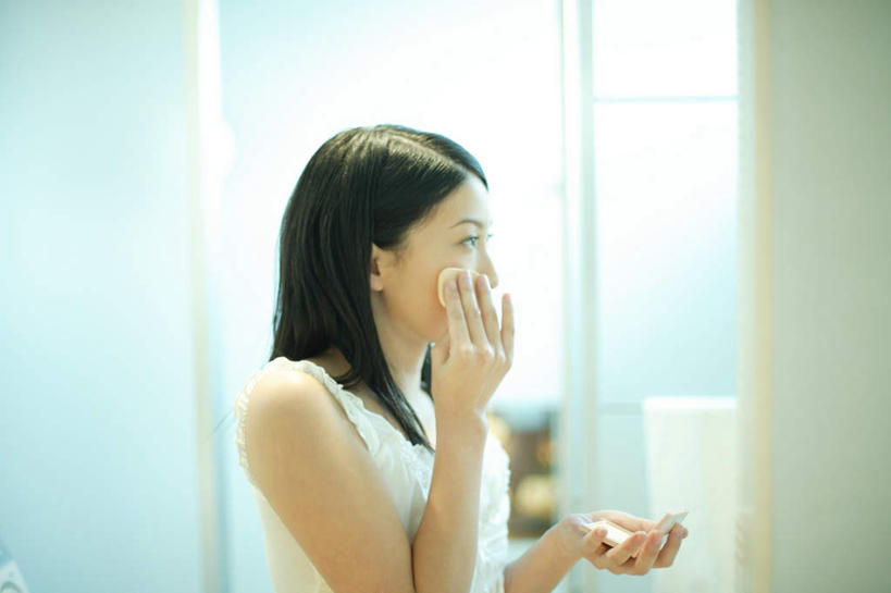 东方人,一个人,站,横图,室内,白天,侧面,化妆,美容,卫生间,浴室,玻璃,亚洲,仅一个年轻女性,仅一个女性,仅一个人,护肤,服装,纺织物,粉饼,拿,化妆盒,拿着,注视,休闲装,黄种人,衣服,毛巾,观察,看,清洁,站着,保养,享受,休闲,休闲服,放松,服饰,观看,保暖,察看,关注,透气,养颜,防水,储水,耐磨,吸水,女人,女性,亚洲人,淋浴房,站立,半身,彩图,冲凉房,沐浴间,沐浴室