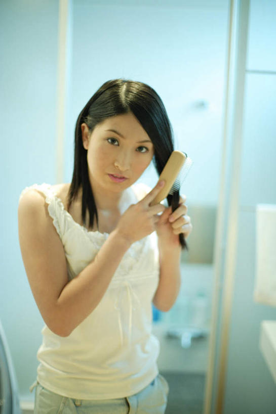 东方人,一个人,站,竖图,室内,白天,正面,卫生间,浴室,玻璃,亚洲,仅一个年轻女性,仅一个女性,仅一个人,服装,纺织物,拿,梳子,拿着,梳头,注视,休闲装,黄种人,衣服,毛巾,观察,看,清洁,站着,休闲,休闲服,服饰,观看,保暖,察看,关注,透气,防水,储水,耐磨,吸水,女人,女性,亚洲人,淋浴房,站立,半身,彩图,冲凉房,沐浴间,沐浴室