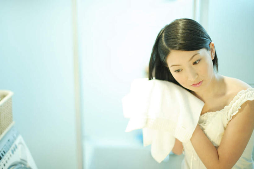 东方人,头发,一个人,站,横图,室内,白天,正面,卫生间,浴室,玻璃,亚洲,仅一个年轻女性,仅一个女性,仅一个人,擦,服装,纺织物,拿,拿着,注视,休闲装,黄种人,衣服,毛巾,观察,看,清洁,站着,休闲,休闲服,服饰,观看,保暖,察看,关注,透气,防水,储水,耐磨,吸水,女人,女性,亚洲人,淋浴房,站立,半身,彩图,冲凉房,沐浴间,沐浴室