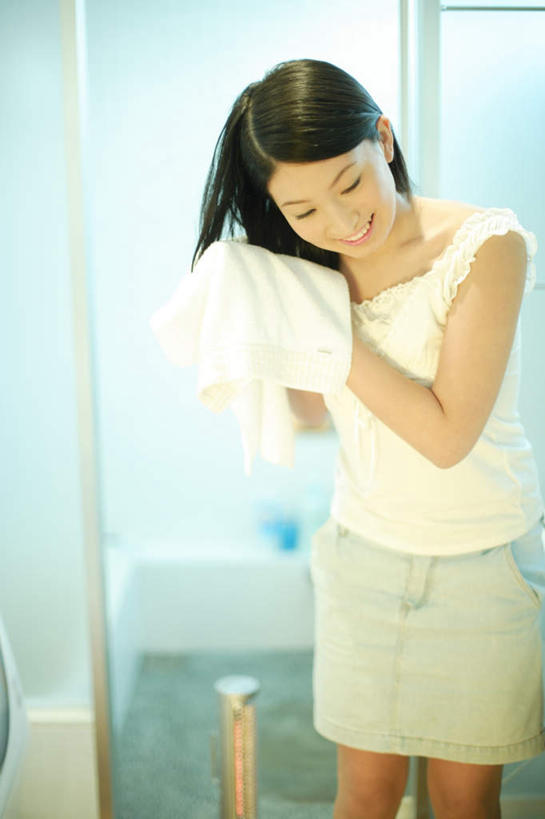 东方人,一个人,竖图,室内,白天,正面,卫生间,浴室,玻璃,亚洲,仅一个年轻女性,仅一个女性,仅一个人,服装,注视,休闲装,黄种人,衣服,观察,看,休闲,休闲服,服饰,观看,察看,关注,女人,女性,亚洲人,淋浴房,半身,彩图,冲凉房,沐浴间,沐浴室