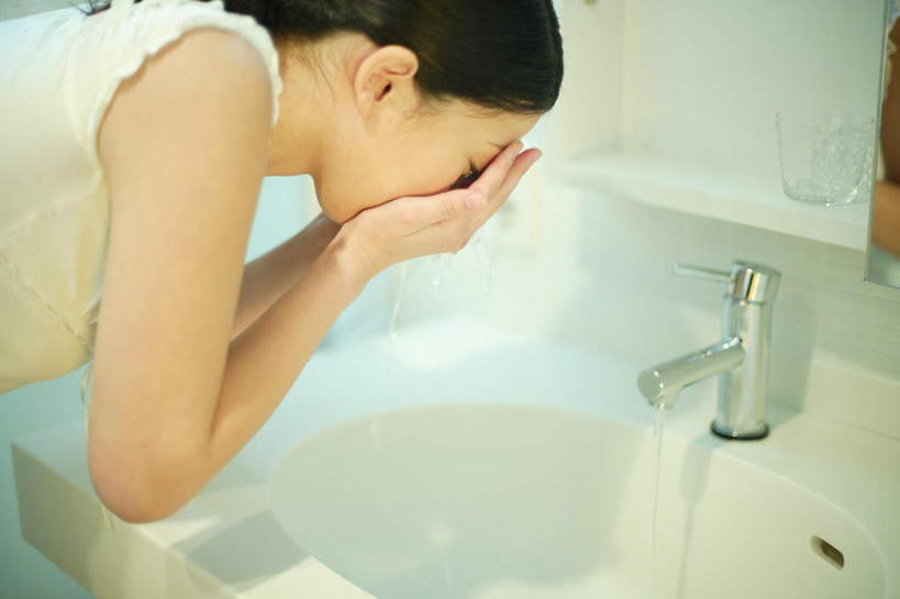 东方人,一个人,横图,室内,白天,侧面,卫生间,浴室,玻璃,亚洲,仅一个年轻女性,仅一个女性,仅一个人,弯腰,服装,水龙头,水池,休闲装,黄种人,洗脸,开关,衣服,打开,休闲,休闲服,服饰,阀门,开启,水咀,年轻女性,女人,女性,亚洲人,淋浴房,半身,彩图,冲凉房,沐浴间,沐浴室,捂着