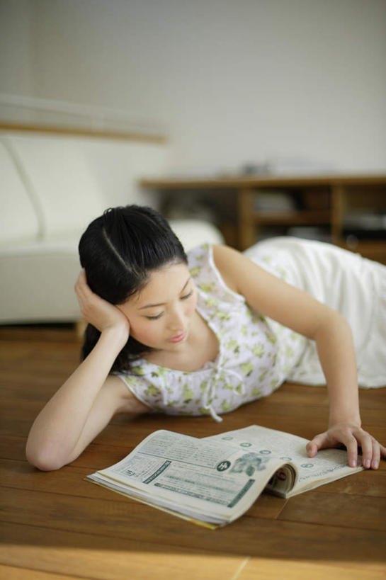 东方人,一个人,客厅,躺,竖图,室内,白天,正面,阅读,柜子,沙发,杂志,亚洲,仅一个年轻女性,仅一个女性,仅一个人,撑,学习,服装,注视,休闲装,黄种人,木地板,衣服,橱柜,观察,看,休闲,休闲服,读书,浏览,服饰,观看,察看,起居室,撑着,关注,年轻女性,女人,女性,亚洲人,躺着,半身,彩图,皮沙发