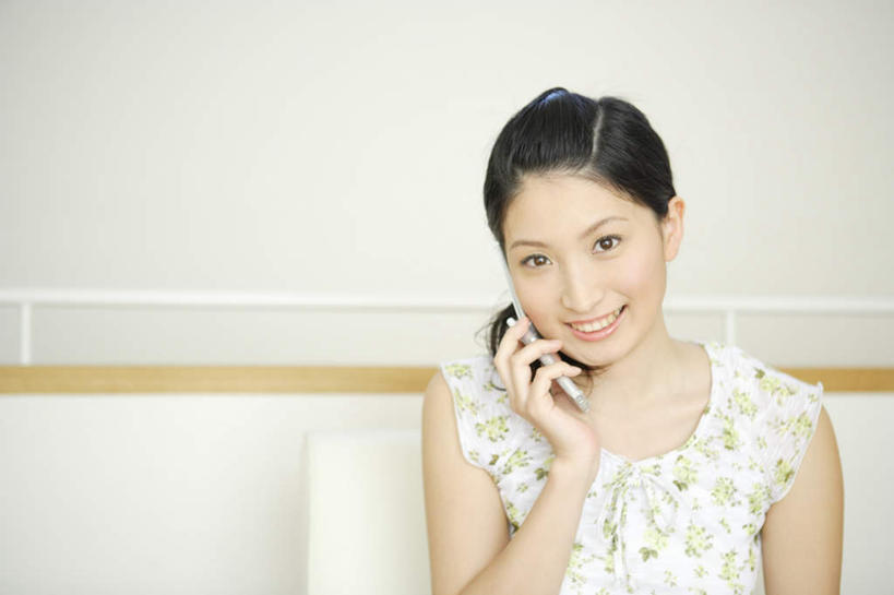 东方人,一个人,客厅,坐,笑,打电话,微笑,露齿笑,横图,室内,白天,正面,沙发,电话,手机,亚洲,仅一个年轻女性,仅一个女性,仅一个人,服装,拿,拿着,注视,休闲装,黄种人,通讯设备,衣服,白色,观察,看,休闲,休闲服,服饰,观看,察看,起居室,关注,交流,年轻女性,女人,女性,亚洲人,沟通,通话,坐着,半身,彩图,皮沙发