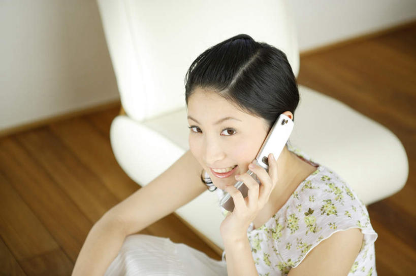 东方人,一个人,客厅,坐,笑,打电话,微笑,露齿笑,横图,俯视,室内,白天,沙发,电话,手机,亚洲,仅一个年轻女性,仅一个女性,仅一个人,服装,拿,拿着,注视,休闲装,黄种人,通讯设备,衣服,白色,观察,看,休闲,休闲服,服饰,观看,察看,起居室,关注,交流,年轻女性,女人,女性,亚洲人,沟通,通话,坐着,半身,彩图,高角度拍摄,皮沙发