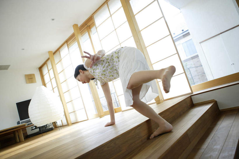 东方人,一个人,客厅,横图,室内,白天,正面,窗户,柜子,楼梯,落地窗,电视,亚洲,仅一个年轻女性,仅一个女性,仅一个人,撑,服装,阶梯,灯光,注视,休闲装,黄种人,木地板,玻璃窗,台阶,灯,衣服,橱柜,灯具,落地灯,液晶电视,观察,看,休闲,休闲服,服饰,观看,摔倒,察看,起居室,撑着,照明设备,关注,年轻女性,女人,女性,亚洲人,电视机,彩图,全身