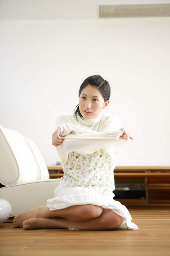 东方人,一个人,客厅,坐,竖图,室内,白天,正面,柜子,沙发,亚洲,仅一个年轻女性,仅一个女性,仅一个人,服装,拿,拿着,注视,休闲装,黄种人,衣服,白色,橱柜,观察,看,曲腿,脱,休闲,休闲服,服饰,观看,察看,起居室,关注,年轻女性,女人,女性,亚洲人,坐着,彩图,全身,皮沙发