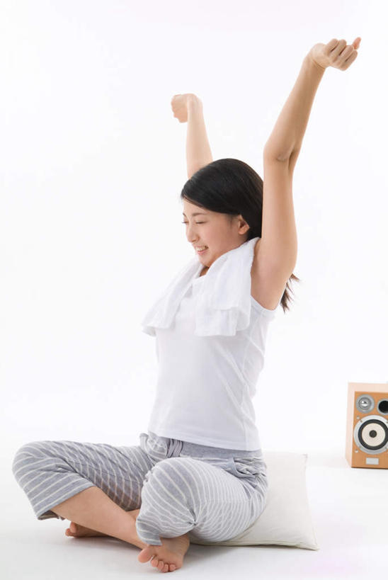 东方人,手,一个人,坐,举,盘腿,竖图,室内,白天,白色背景,正面,靠垫,亚洲,仅一个年轻女性,仅一个女性,仅一个人,服装,纺织物,靠枕,音响,注视,休闲装,黄种人,伸懒腰,衣服,抱枕,毛巾,枕头,观察,看,清洁,托,休闲,手部,休闲服,摄影,服饰,影棚,观看,保暖,察看,关注,透气,防水,储水,耐磨,吸水,年轻女性,女人,女性,亚洲人,举起,举手,举着,盘腿而坐,盘膝,盘着腿的,盘着腿坐,双腿交叉,向上举,向上伸,向上托,坐着,彩图,全身,影棚拍摄,拍摄